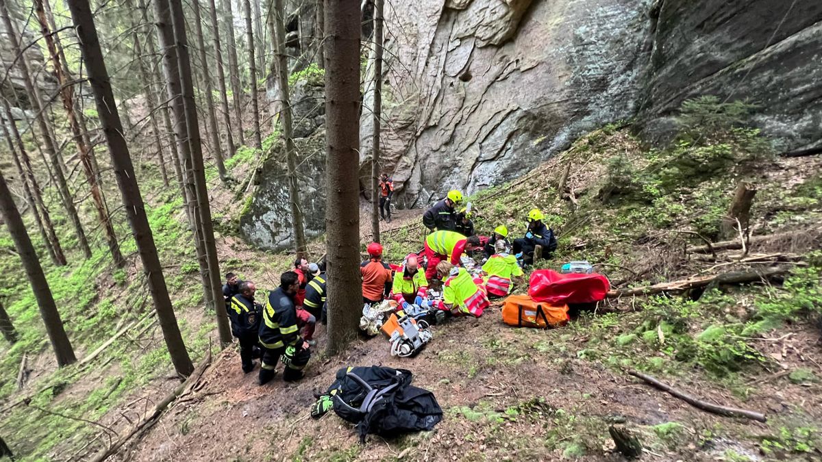 Horolezce zřícené u Adršpachu tahali z rokle dvěma vrtulníky